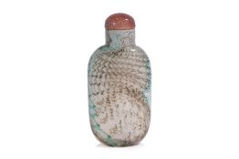 A SANDWICHED GLASS SNUFF BOTTLE