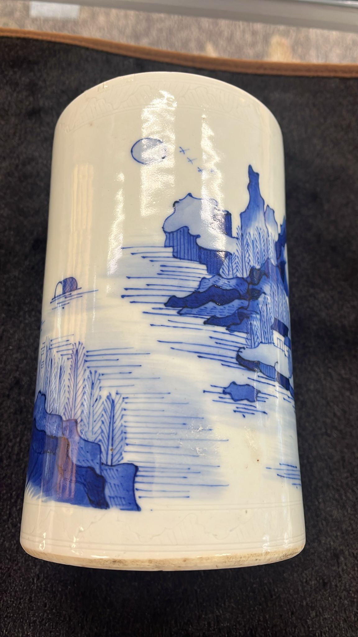 A BLUE AND WHITE PORCELAIN BRUSHPOT - Image 8 of 8