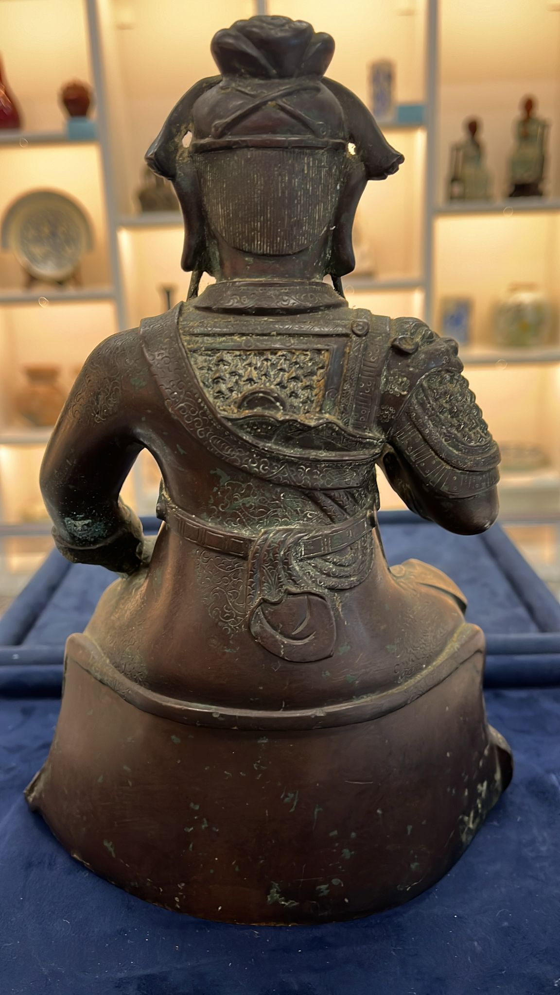 A SEATED BRONZE FIGURE OF GUANDI - Image 5 of 6