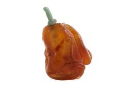 A CARVED AGATE SNUFF BOTTLE