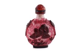 AN INSCRIBED TWO-TONE OVERLAY BUBBLE-SUFFUSED GLASS SNUFF BOTTLE