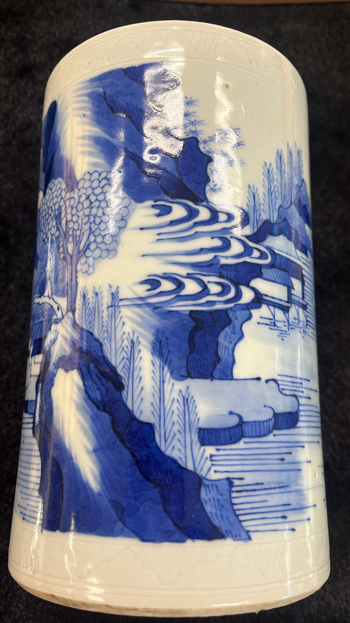 A BLUE AND WHITE PORCELAIN BRUSHPOT - Image 7 of 8