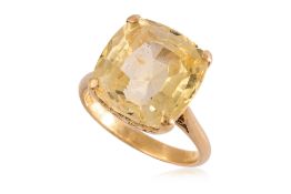 AN UNHEATED SRI LANKAN YELLOW SAPPHIRE RING
