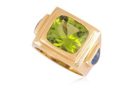 A PERIDOT AND SAPPHIRE RING