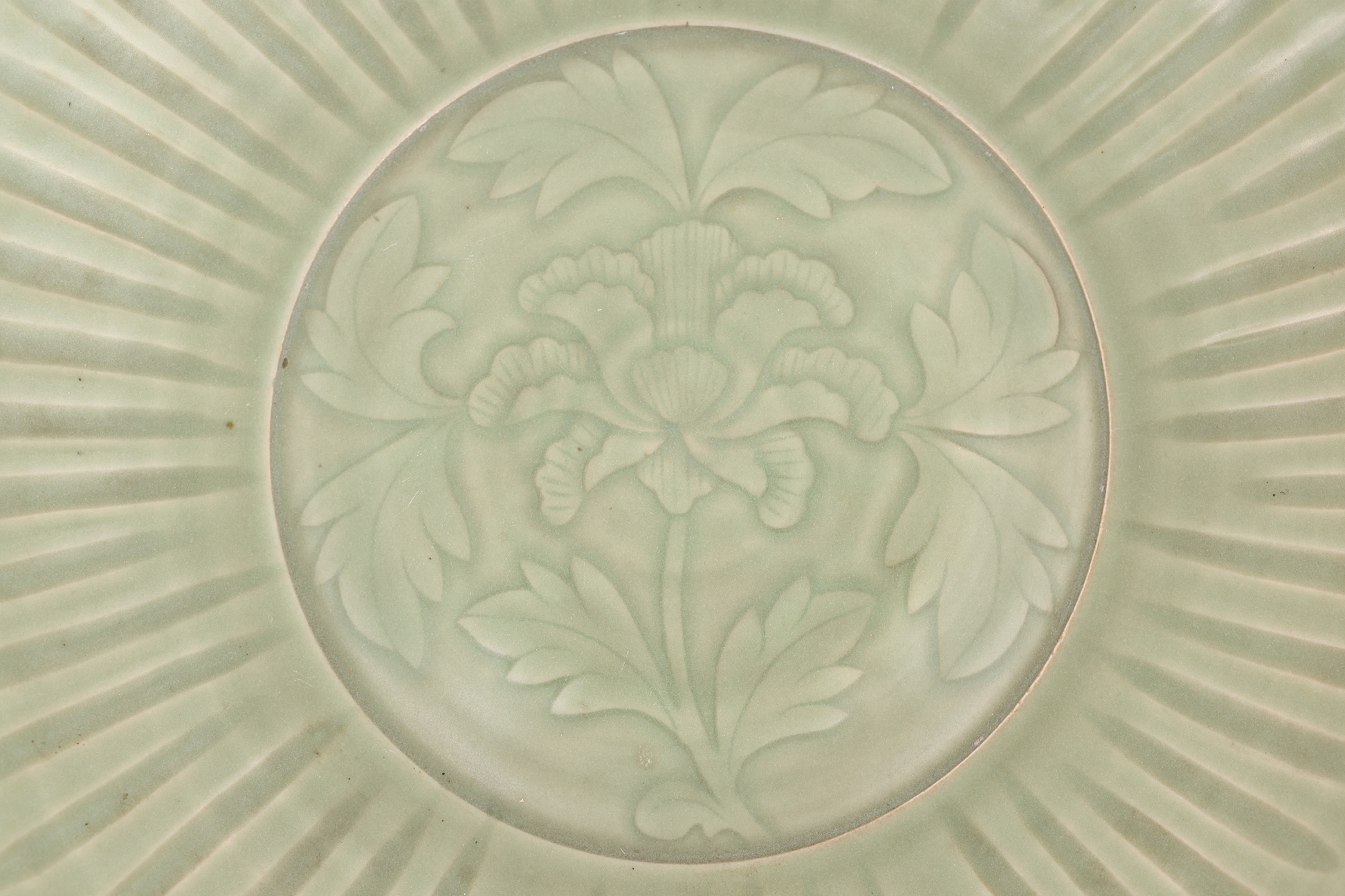 A LARGE CELADON LOTUS DISH - Image 2 of 3