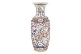 A LARGE FAMILLE ROSE PORCELAIN VASE