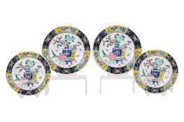 A GROUP OF FOUR FAMILLE ROSE PORCELAIN PLATES