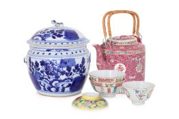A GROUP OF ORIENTAL PORCELAIN ITEMS