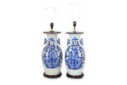 A PAIR OF BLUE AND WHITE PORCELAIN TABLE LAMPS