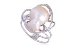 A BAROQUE CULTURED PEARL RING
