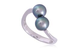 A DOUBLE CULTURED PEARL RING