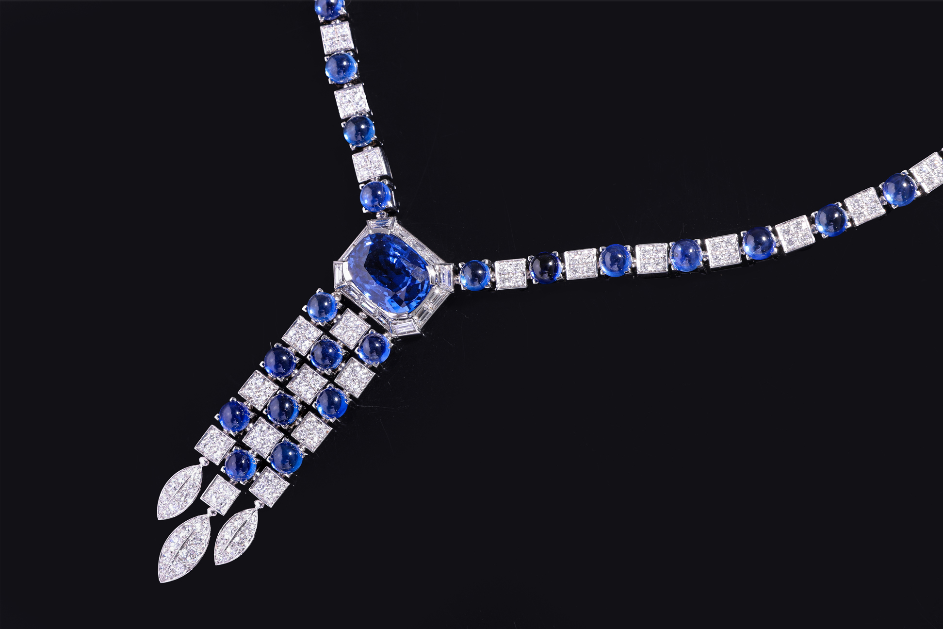 AN UNHEATED SRI LANKAN SAPPHIRE AND DIAMOND NECKLACE BY BULGARI - Image 3 of 13