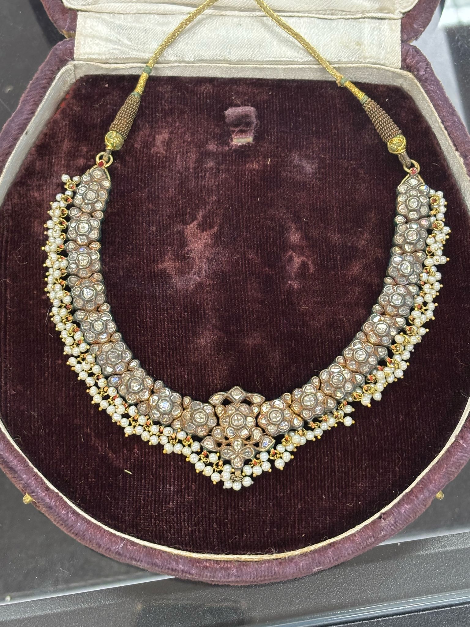 AN ANTIQUE INDIAN DIAMOND AND PEARL NECKLACE - Image 4 of 10