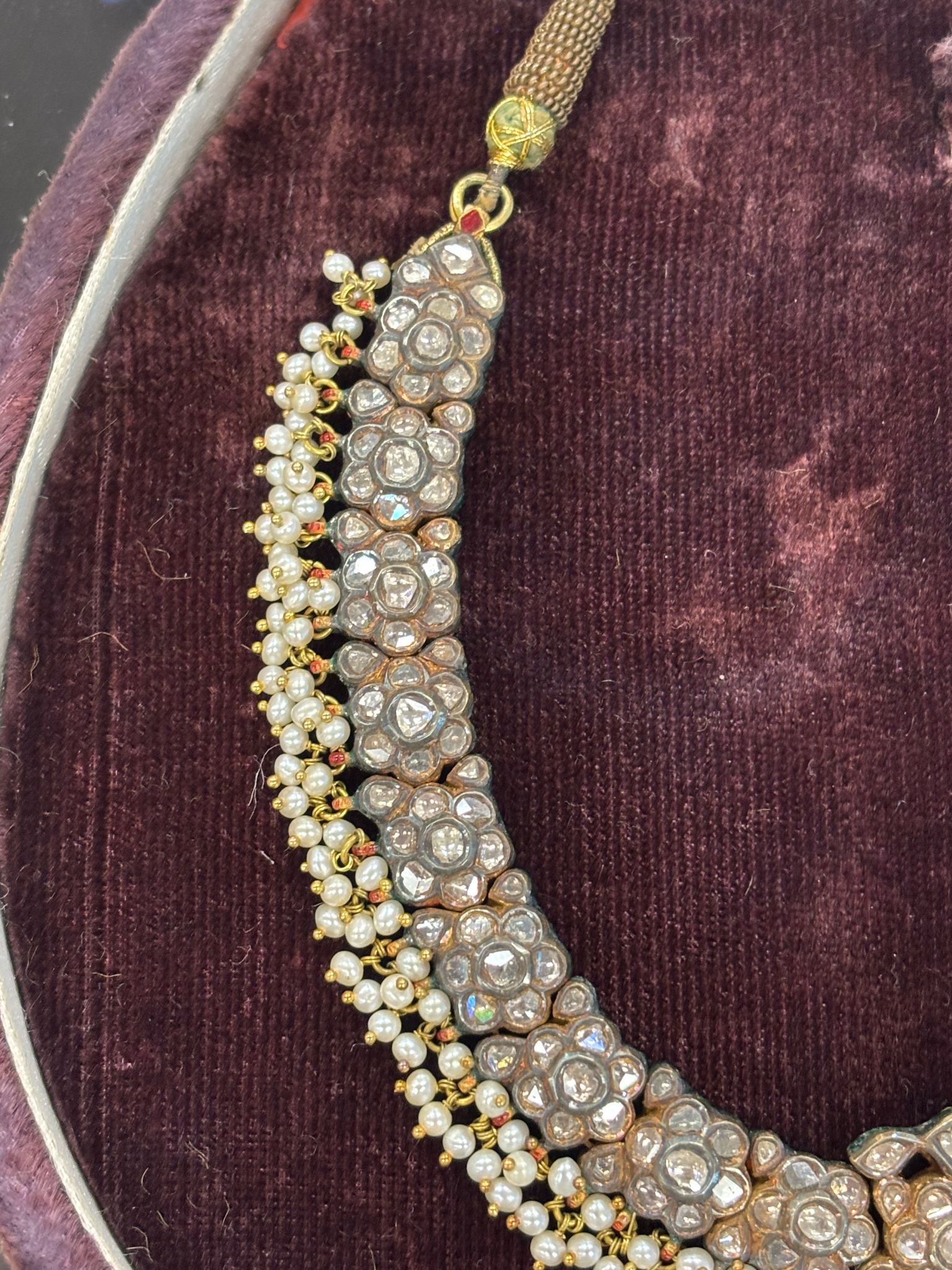 AN ANTIQUE INDIAN DIAMOND AND PEARL NECKLACE - Image 5 of 10