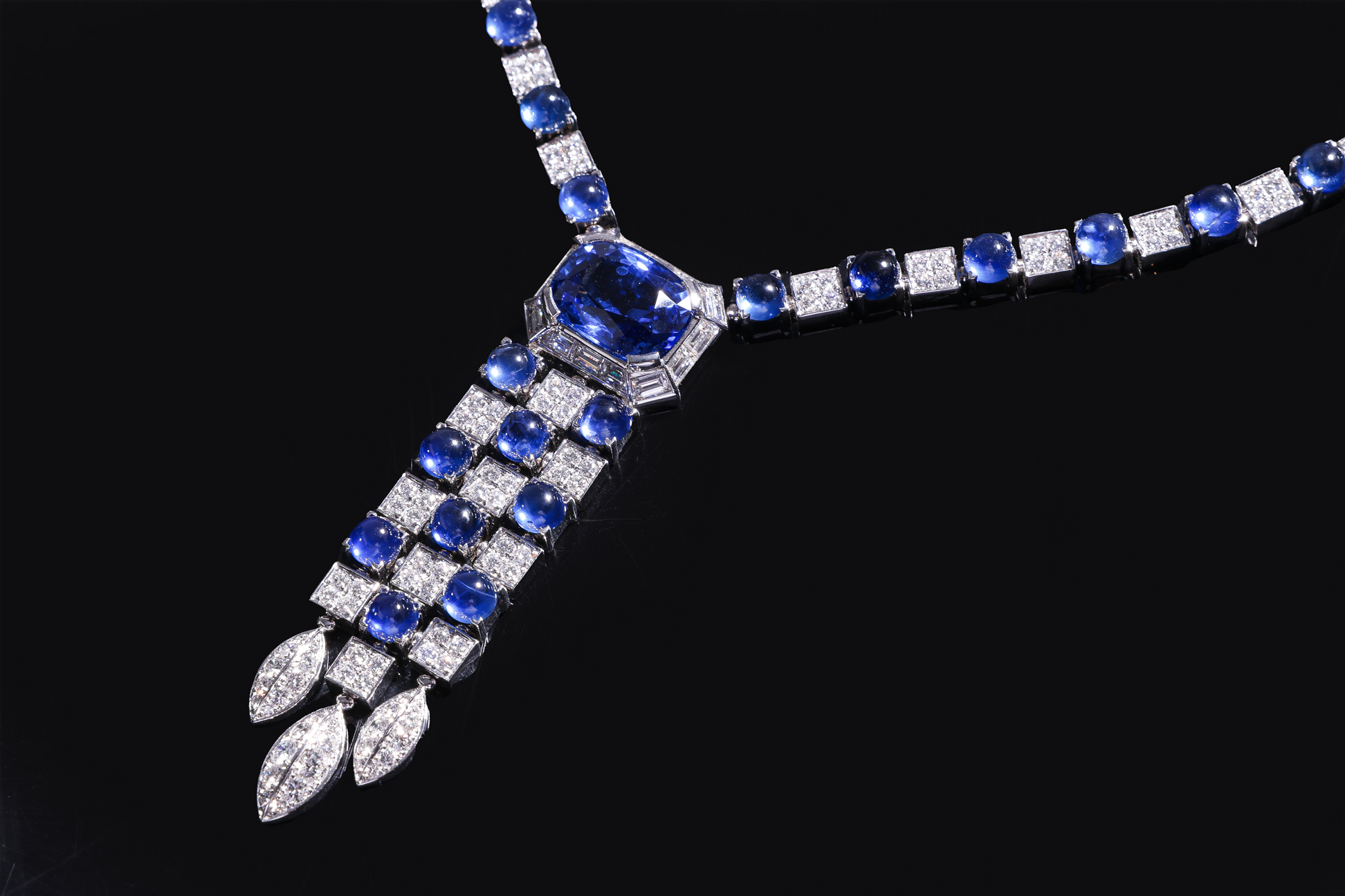 AN UNHEATED SRI LANKAN SAPPHIRE AND DIAMOND NECKLACE BY BULGARI - Image 2 of 13
