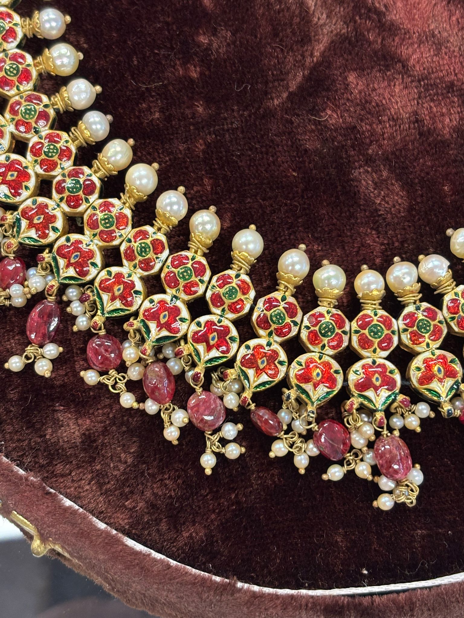 AN INDIAN RUBY, DIAMOND AND PEARL CHOKER - Image 9 of 11