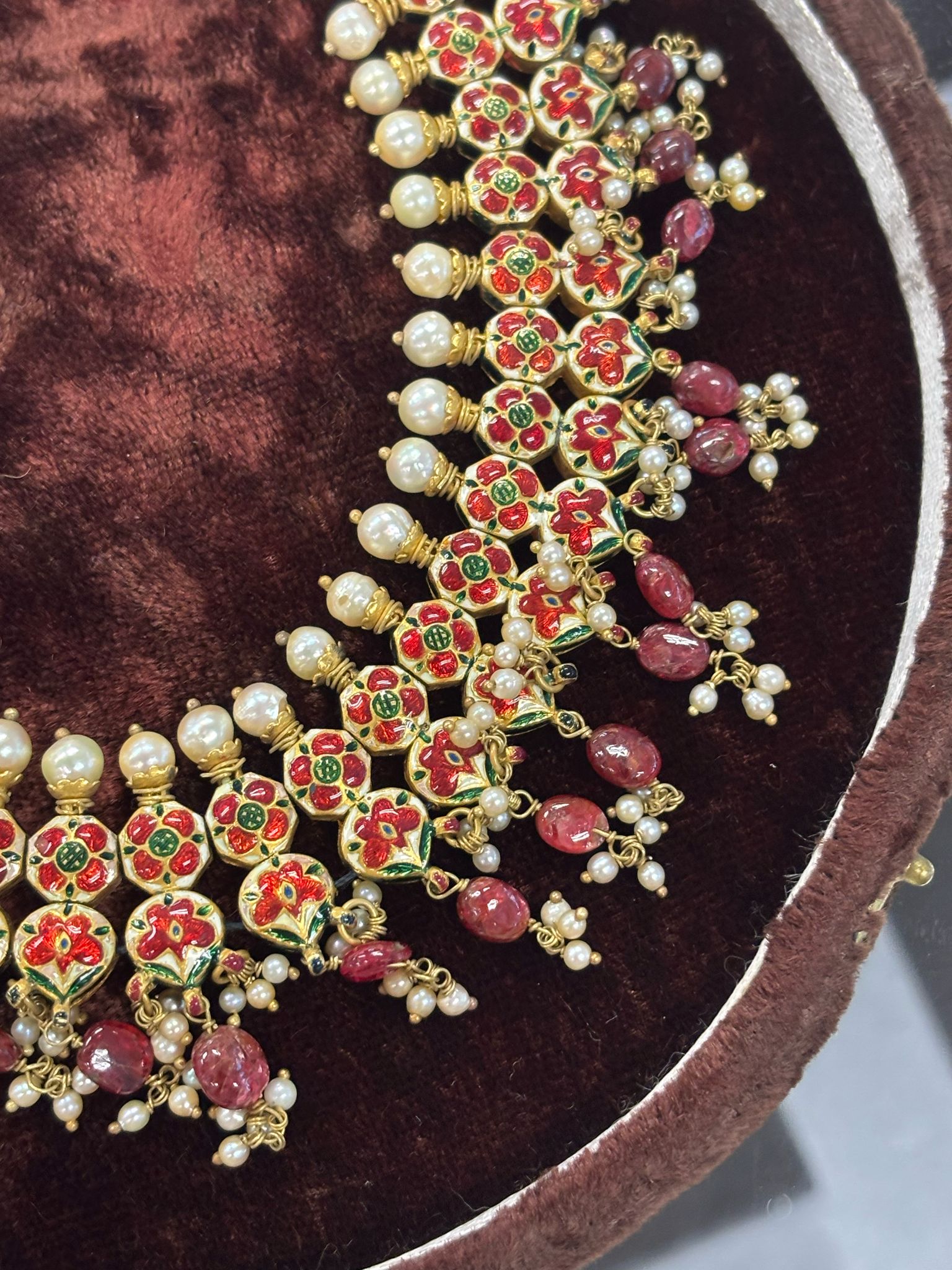 AN INDIAN RUBY, DIAMOND AND PEARL CHOKER - Image 11 of 11