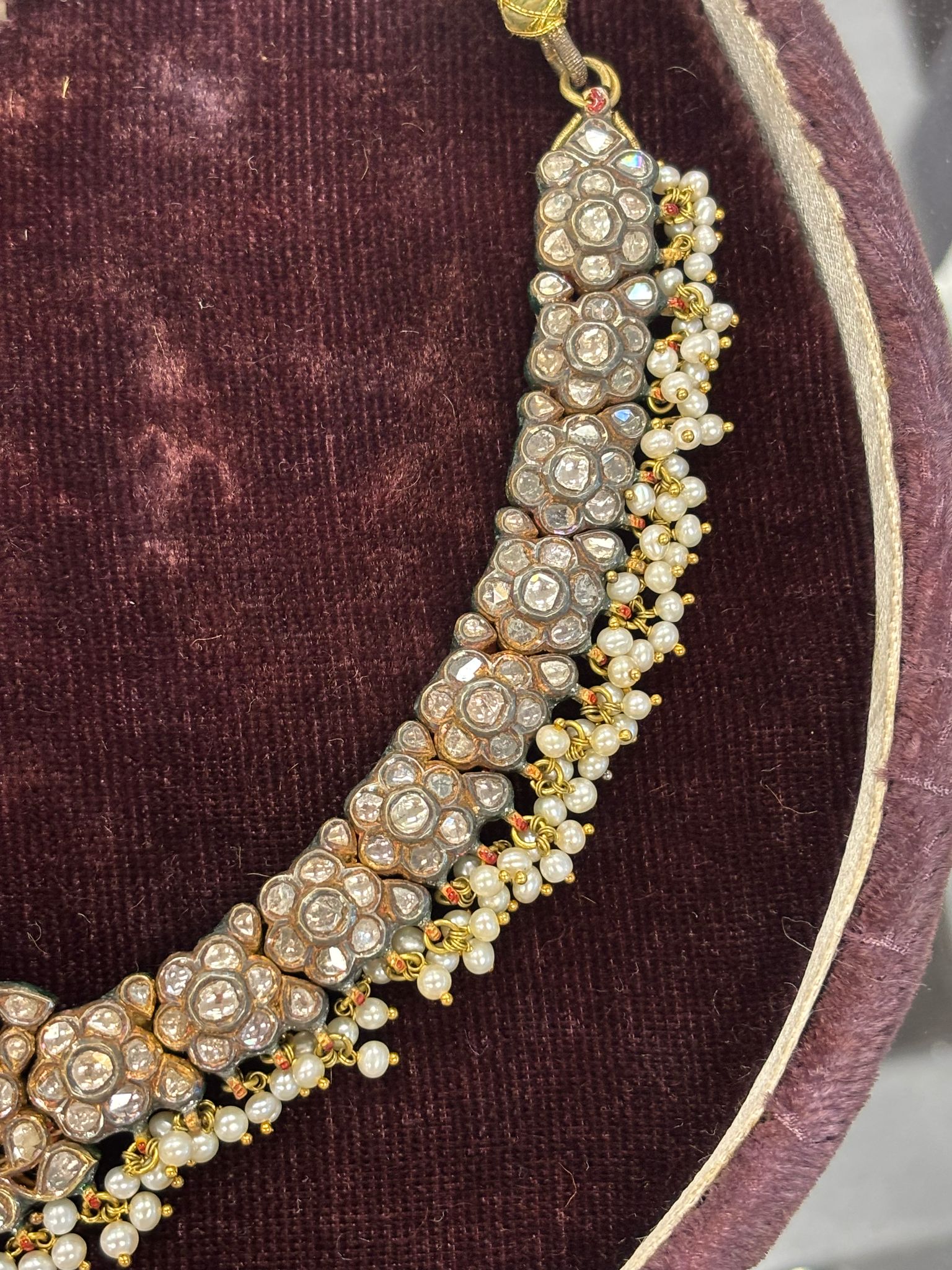 AN ANTIQUE INDIAN DIAMOND AND PEARL NECKLACE - Image 7 of 10