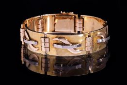 JEAN DESPRÉS (FRENCH,1889-1980) - A TRI-COLOUR GOLD PANEL BRACELET