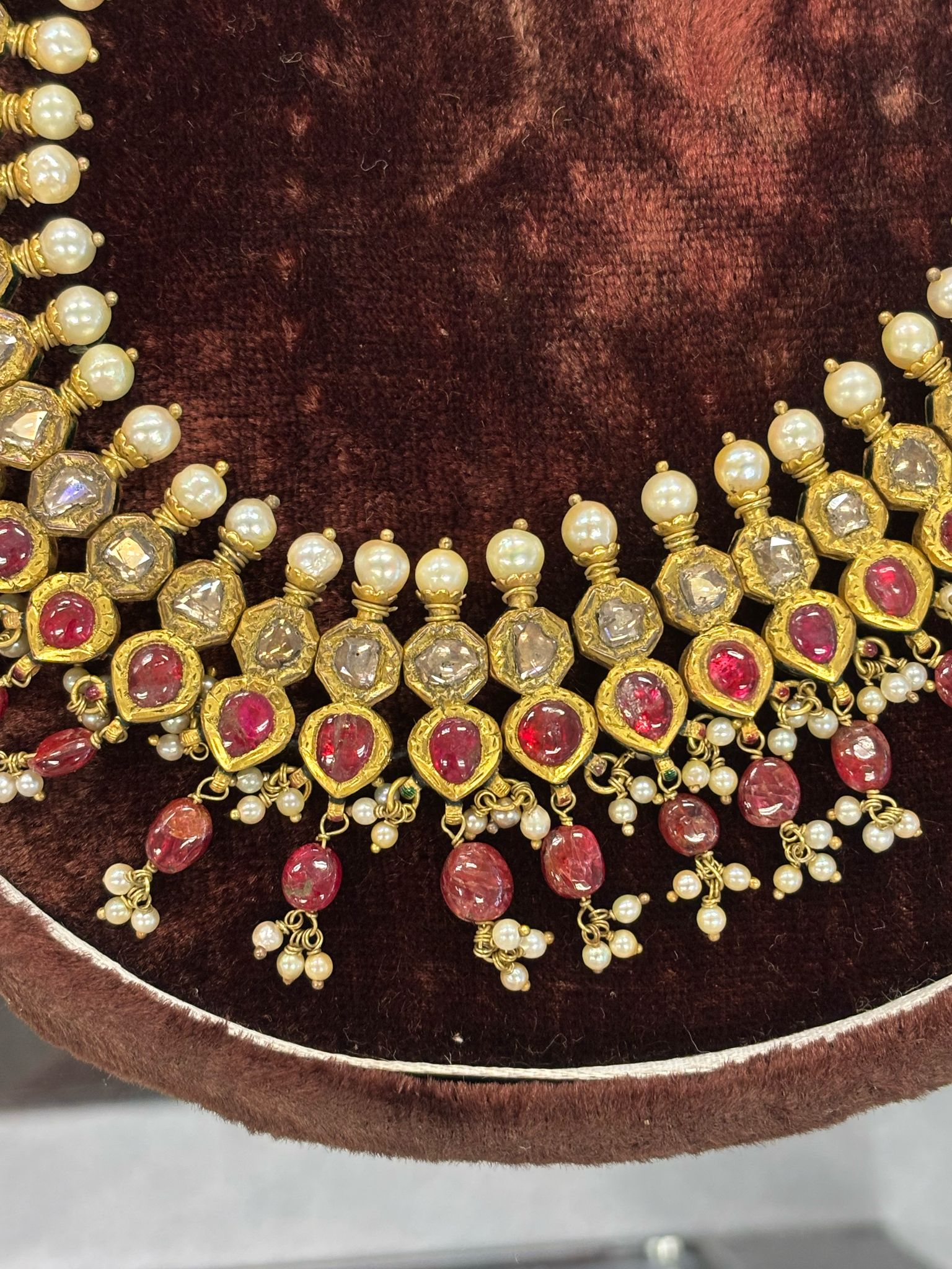 AN INDIAN RUBY, DIAMOND AND PEARL CHOKER - Image 6 of 11