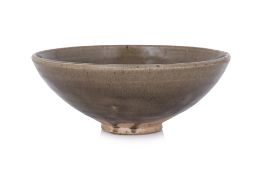 A GREEN-GLAZED CELADON BOWL