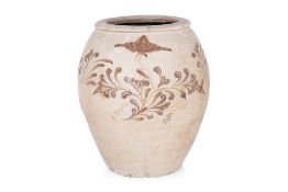 A LARGE CIZHOU WHITE-GLAZED AND PAINTED JAR