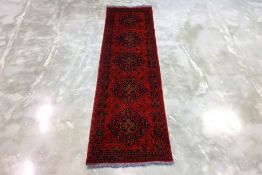 AN AFGHAN WOOL RUNNER (285 x 79cm)