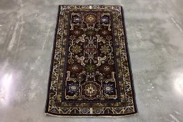 A PERSIAN HAMADAN WOOL RUG (148 x 82cm)
