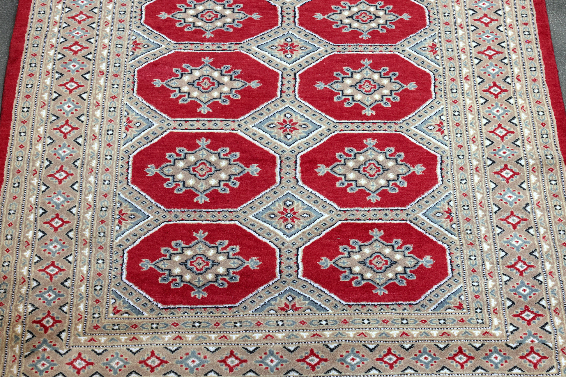 A KASHMIRI SILK AND WOOL SAROUK RUG (185 x 122cm) - Image 2 of 3