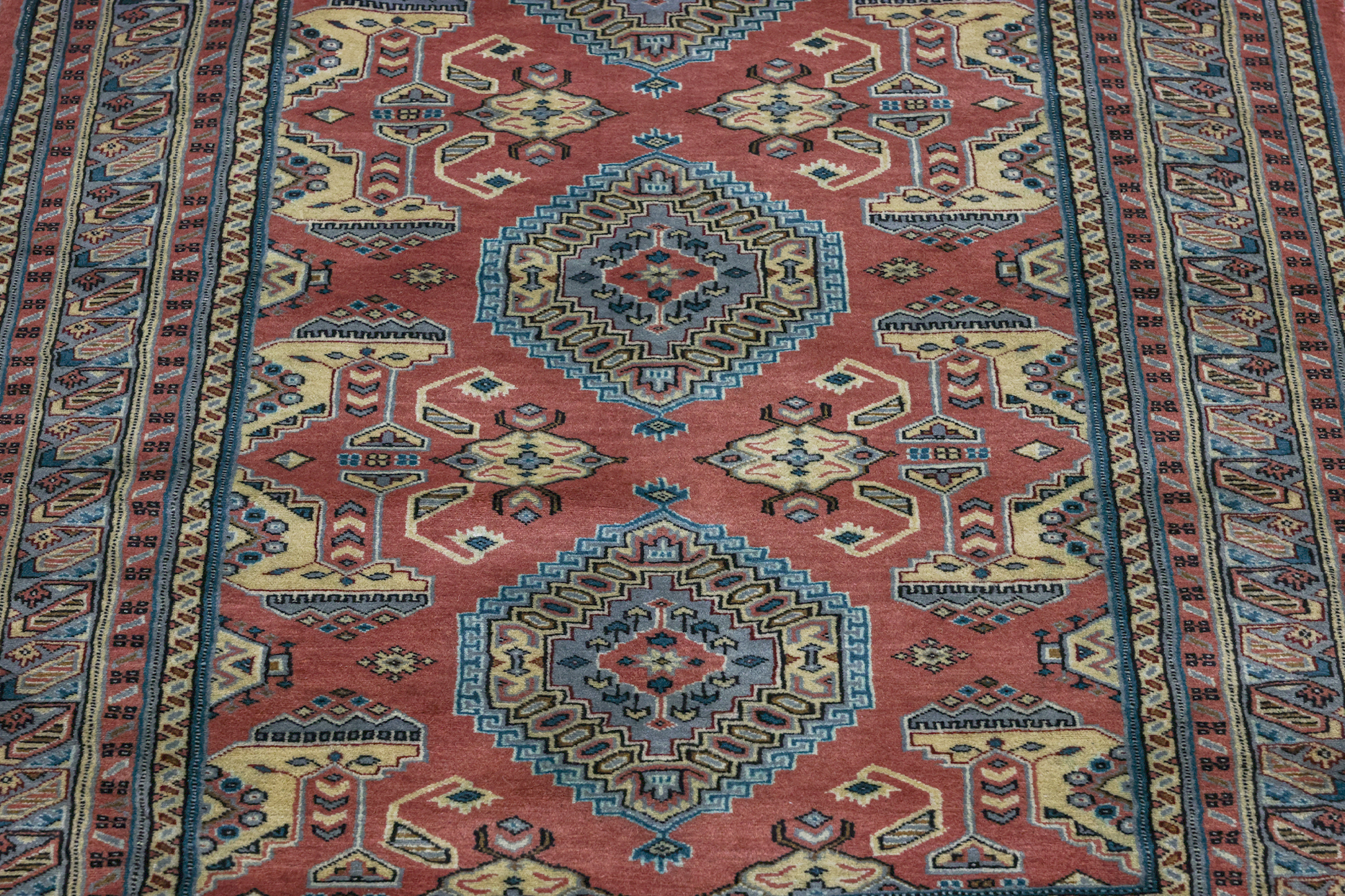 A KASHMIRI WOOL RUG (160 x 127cm) - Image 2 of 3