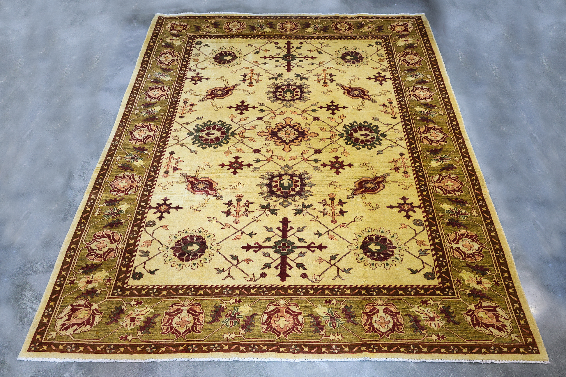 AN AFGHAN MAHAL WOOL CARPET (362 x 286cm)