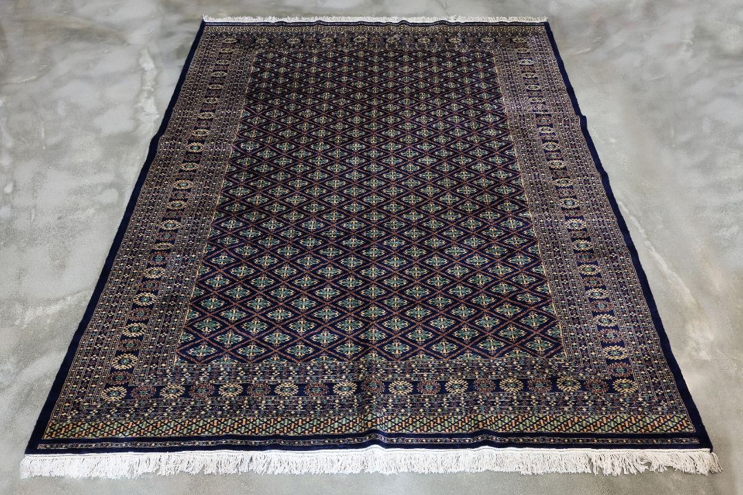 A KASHMIRI WOOL CARPET (307 x 250cm) - Image 1 of 3