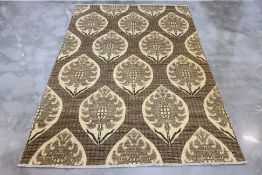A CONTEMPORARY WOOL CARPET (300 x 200cm)