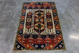 A PERSIAN HAMADAN WOOL RUG (210 x 137cm)