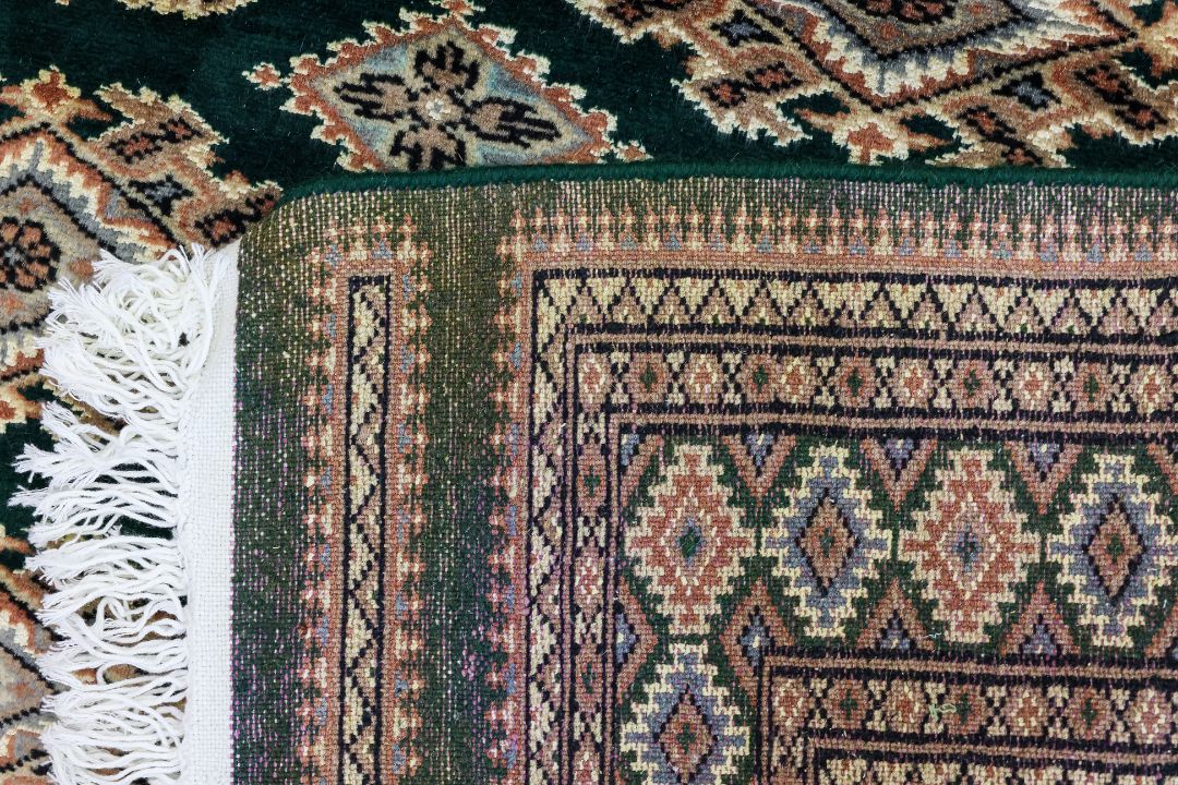 A KASHMIRI SILK AND WOOL RUG (188 x 125cm) - Image 3 of 3