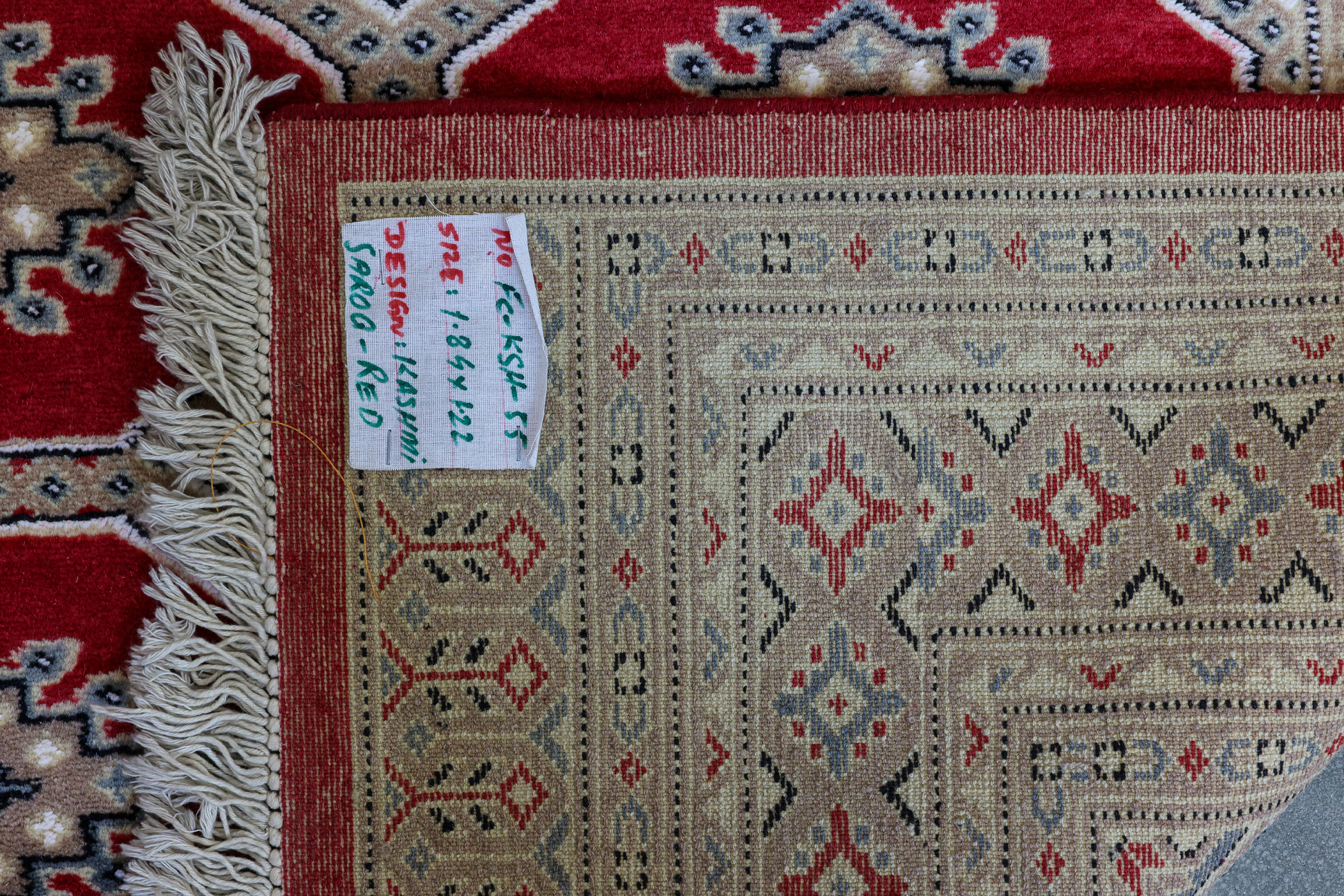 A KASHMIRI SILK AND WOOL SAROUK RUG (185 x 122cm) - Image 3 of 3