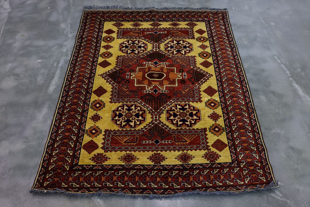 AN AFGHAN KARGHAI WOOL RUG (203 x 150cm) - Image 1 of 3