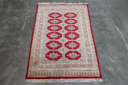 A KASHMIRI SILK AND WOOL SAROUK RUG (185 x 122cm)