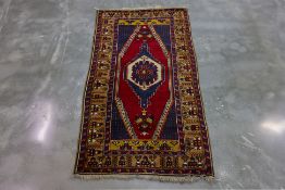 A VINTAGE TURKISH TRIBAL WOOL RUG (183 x 97cm)