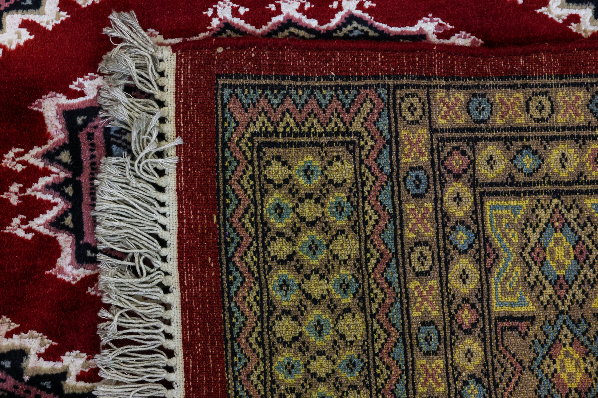 A KASHMIRI SILK AND WOOL RUG (250 x 154) - Image 3 of 3
