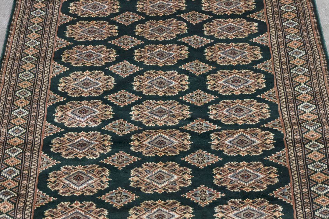 A KASHMIRI SILK AND WOOL RUG (188 x 125cm) - Image 2 of 3