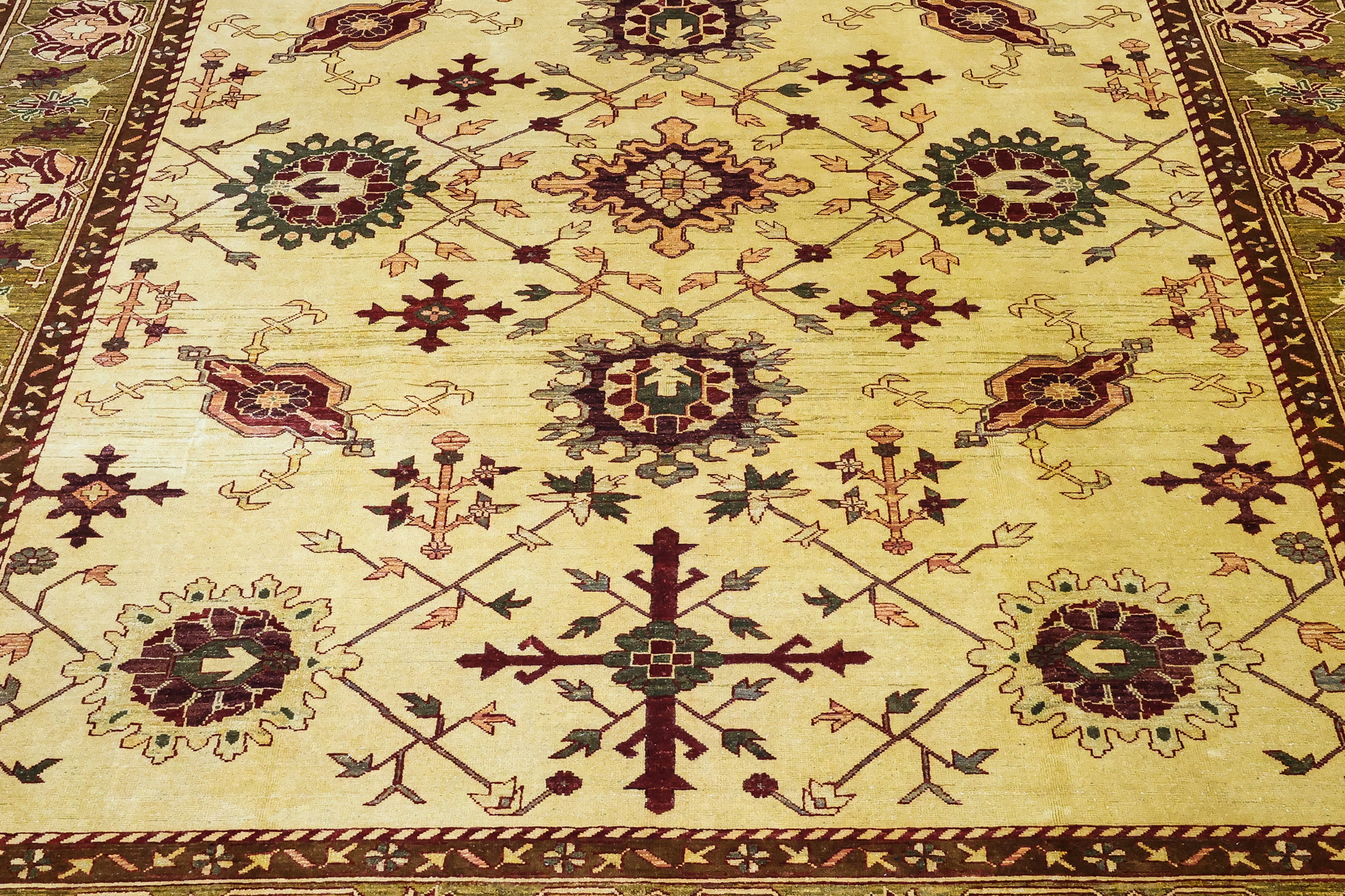 AN AFGHAN MAHAL WOOL CARPET (362 x 286cm) - Image 2 of 3