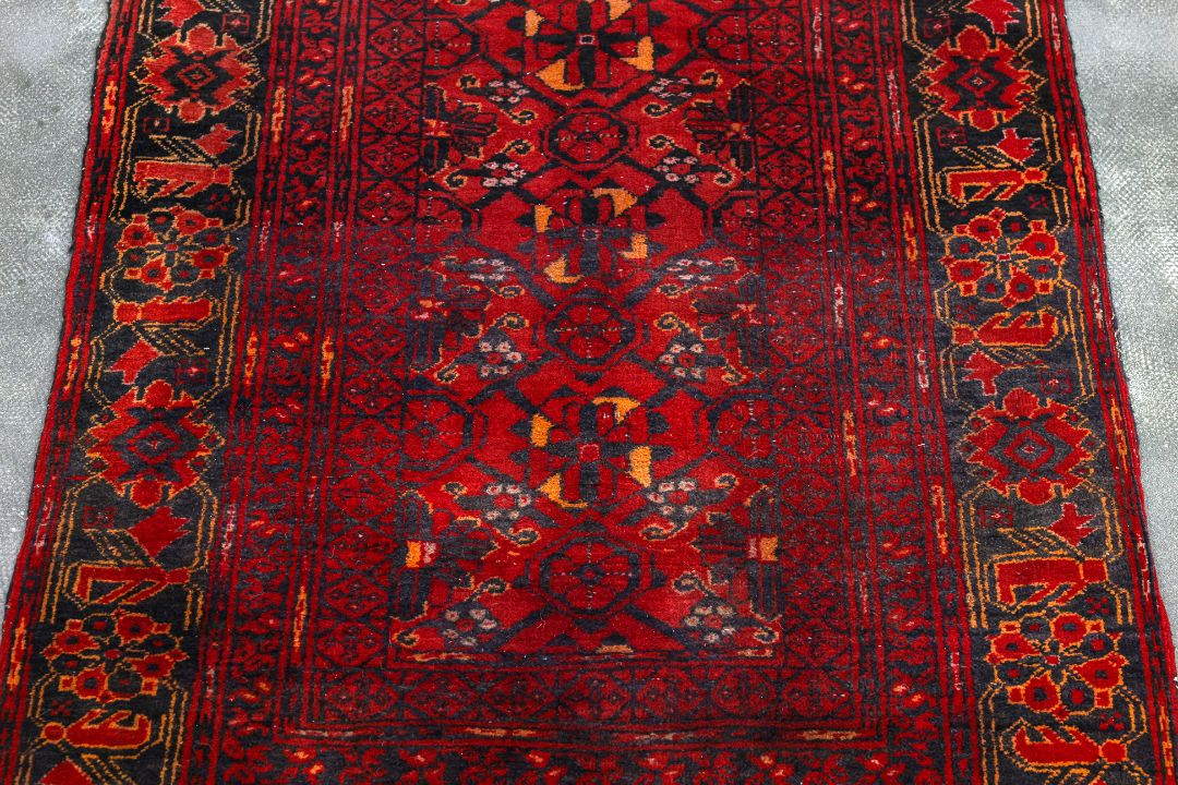 AN ANTIQUE PERSIAN WOOL RUG (193 x 110CM) - Image 2 of 3