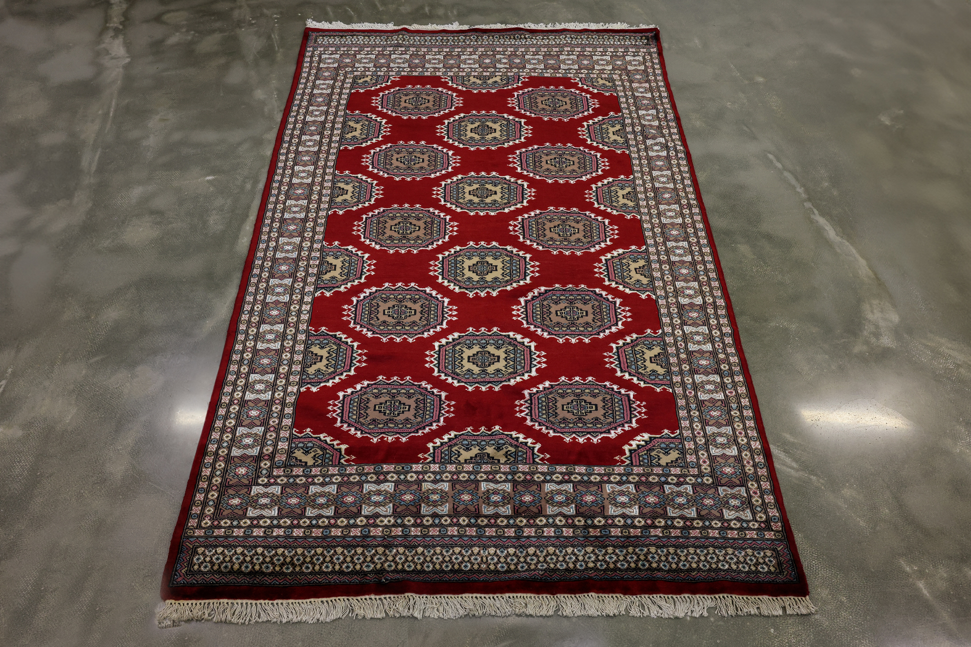 A KASHMIRI SILK AND WOOL RUG (250 x 154)
