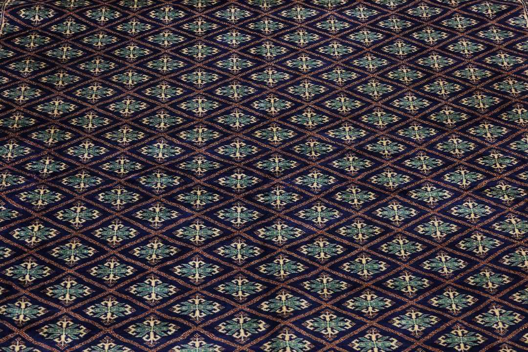 A KASHMIRI WOOL CARPET (307 x 250cm) - Image 2 of 3