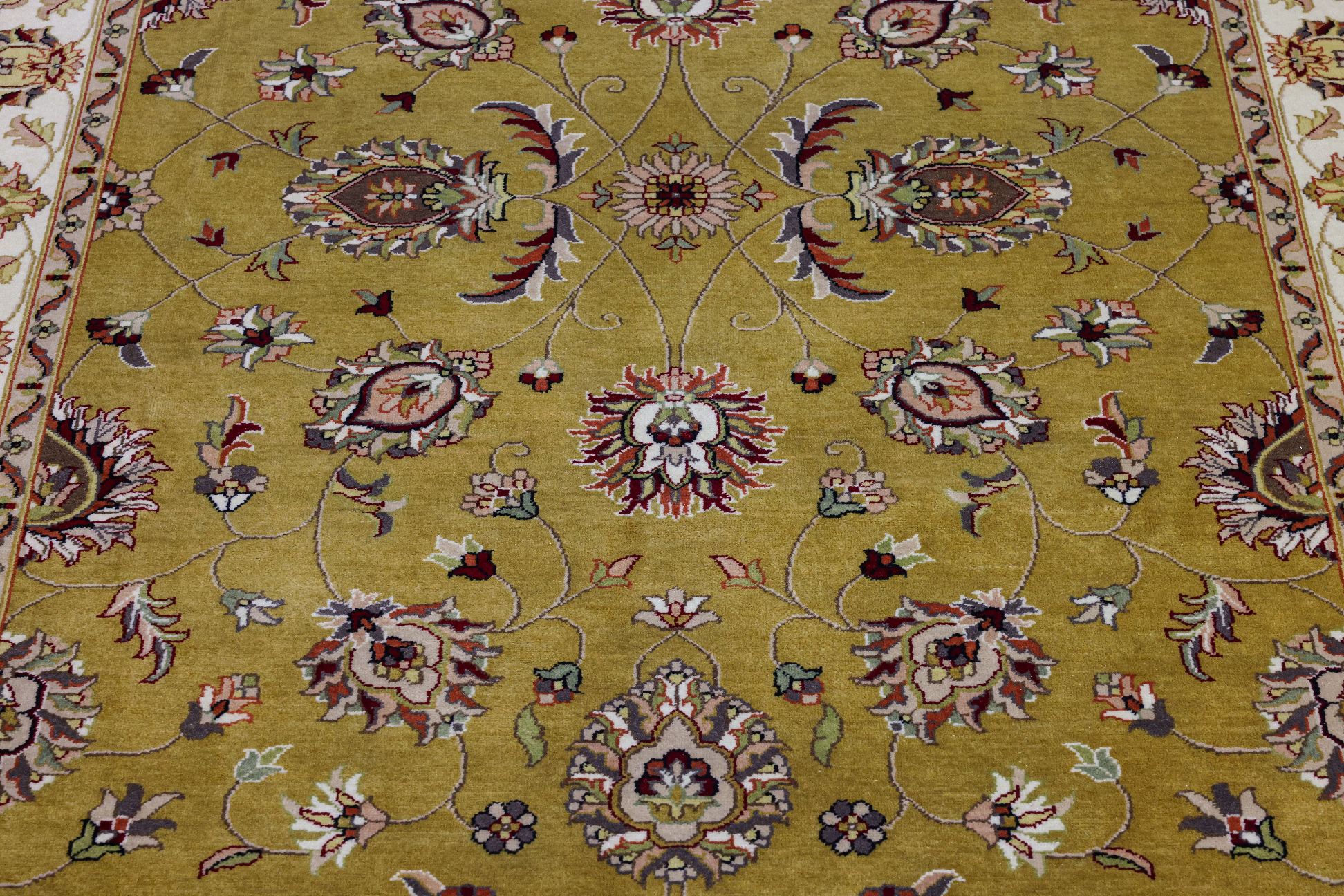 A KASHMIRI WOOL RUG (271 x 184cm) - Image 2 of 3