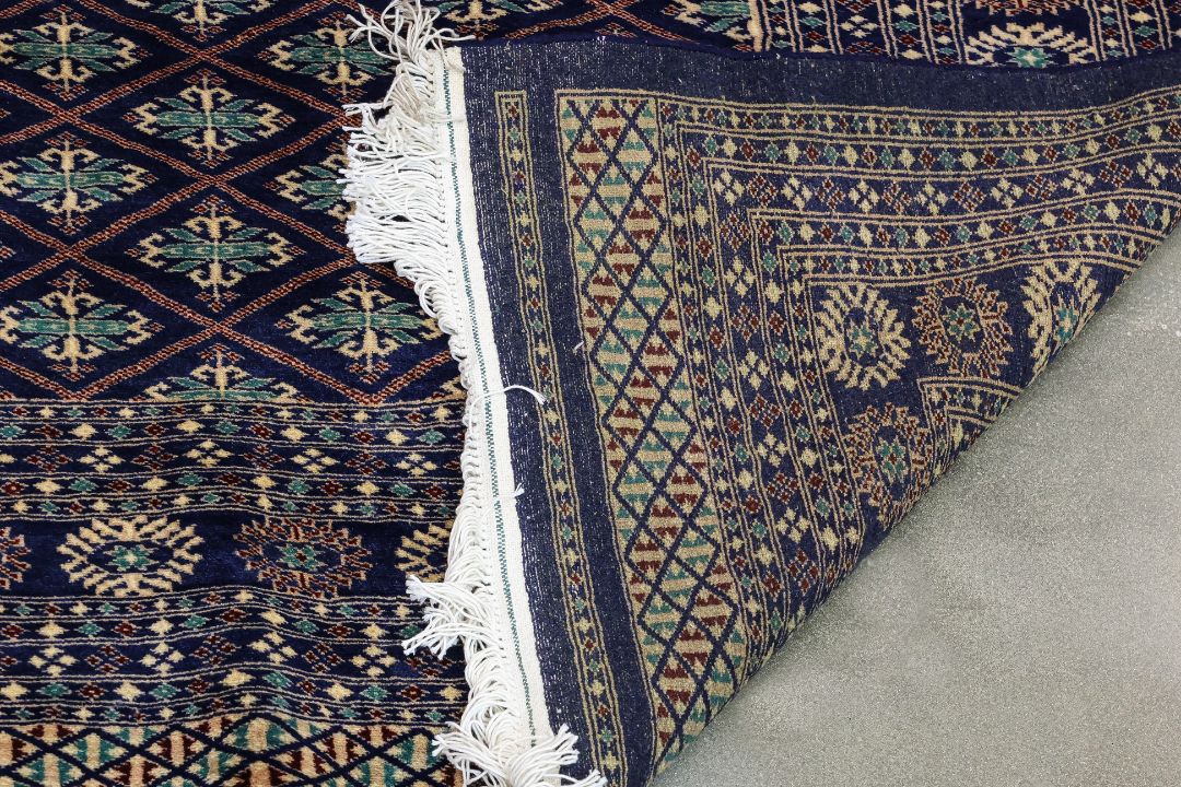 A KASHMIRI WOOL CARPET (307 x 250cm) - Image 3 of 3