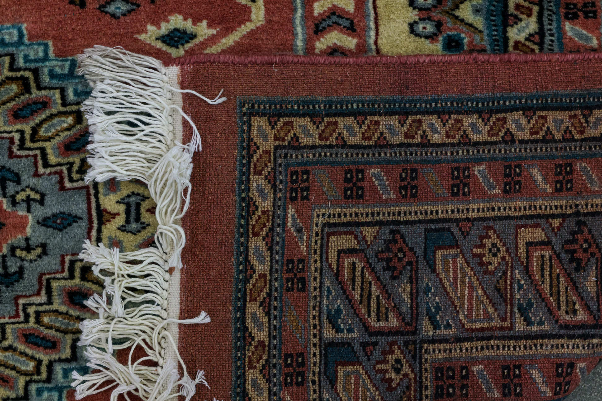 A KASHMIRI WOOL RUG (160 x 127cm) - Image 3 of 3