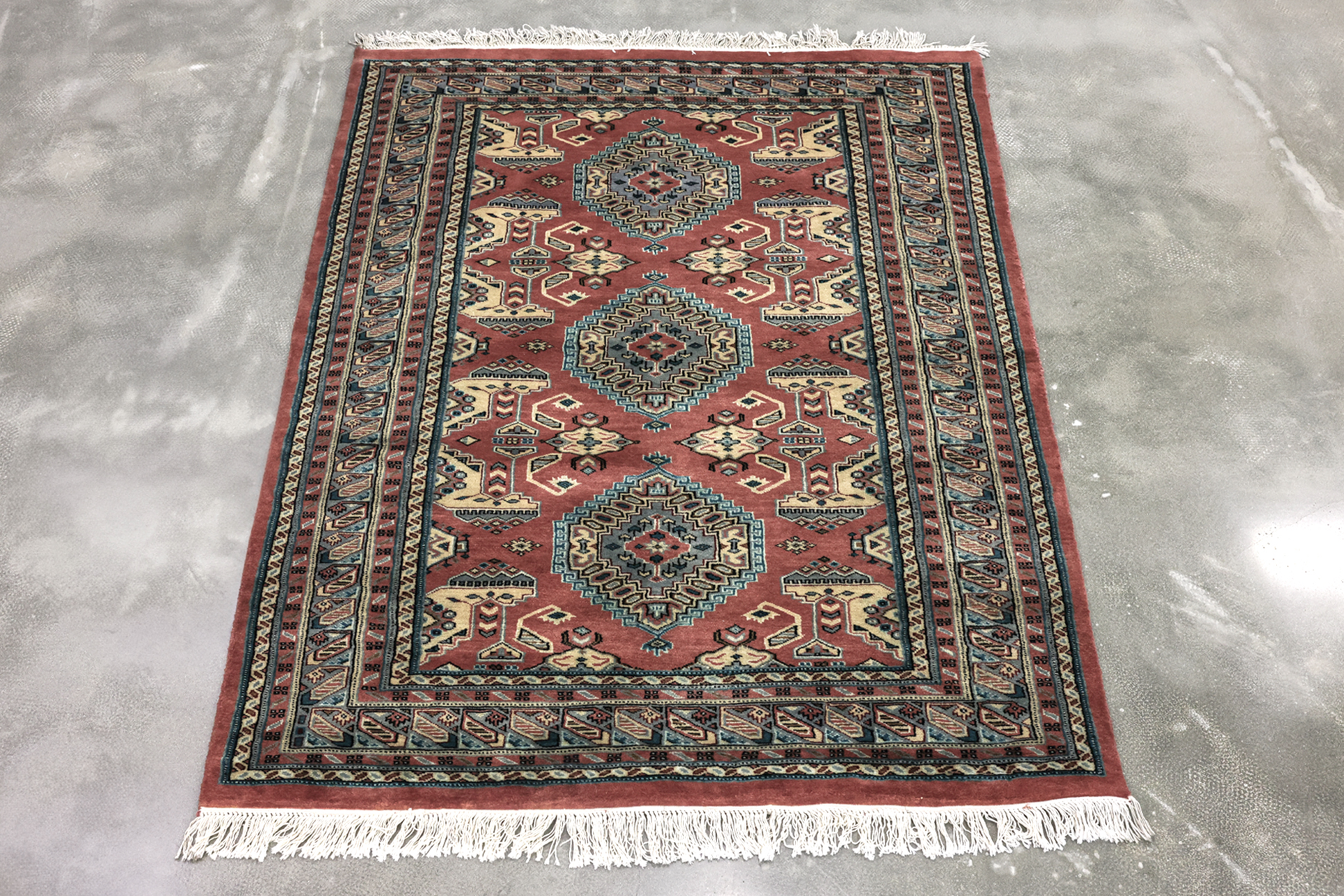 A KASHMIRI WOOL RUG (160 x 127cm)