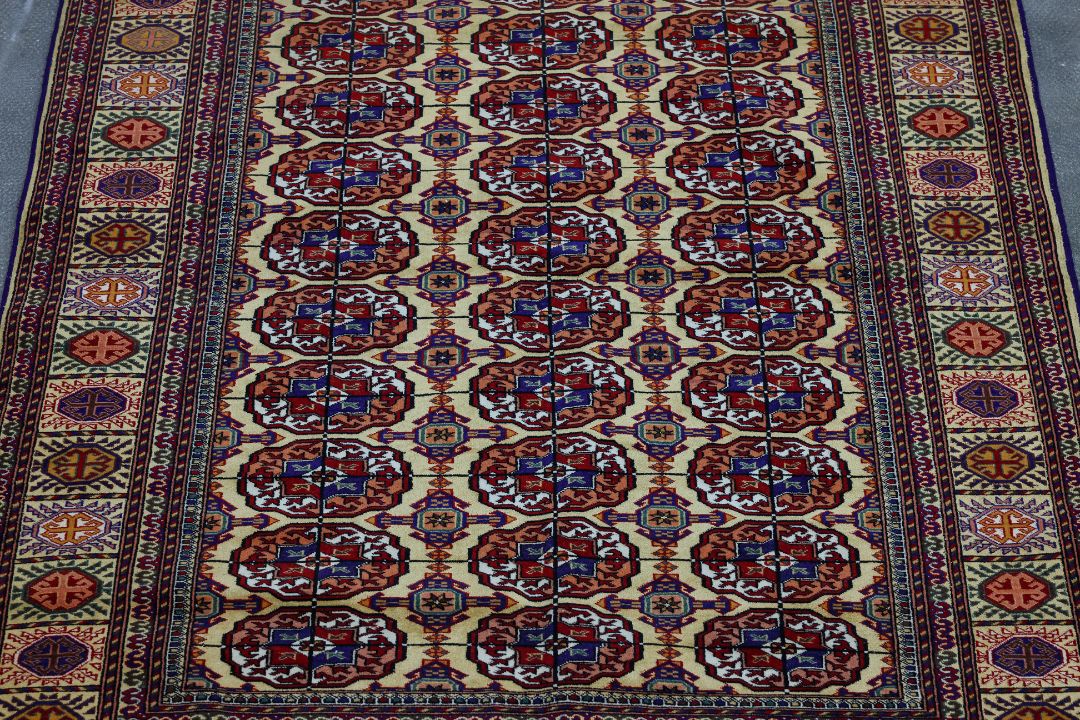 A TURKMEN BOKHARA SILK AND WOOL RUG (167 x 118cm) - Image 2 of 3